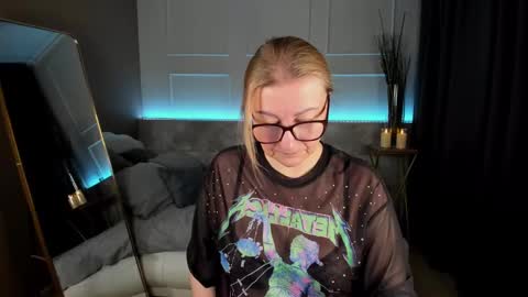 Snapshot of alexandra_kind chatting on 02-19-25, 04:01 Alexandra online show from 02-19-25, 04:01