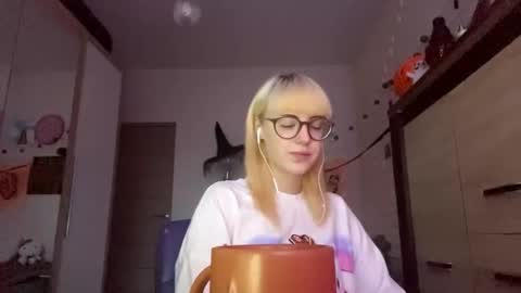 Lia online show from 11-12-25, 02:06