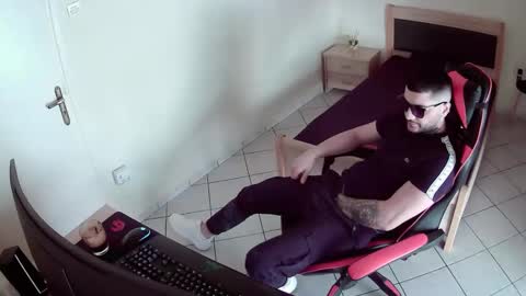 Snapshot of alexthepro00 chatting on 01-11-26, 01:16 alexthepro00 online show from 01-11-26, 01:16