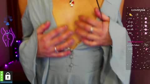 Snapshot of alianna_solo_kiss chatting on 01-14-25, 03:47 Alianna online show from 01-14-25, 03:47
