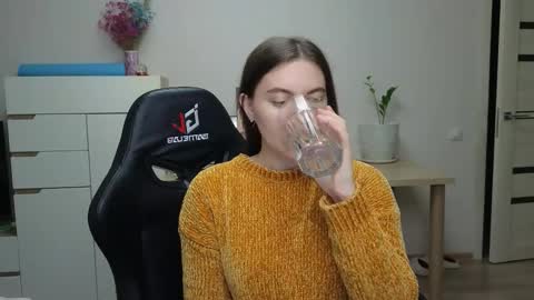 Snapshot of alice_________________________ chatting on 12-17-25, 05:41 Alice online show from 12-17-25, 05:41