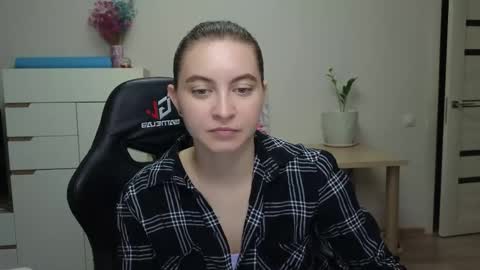 Snapshot of alice_________________________ chatting on 12-18-25, 04:13 Alice online show from 12-18-25, 04:13