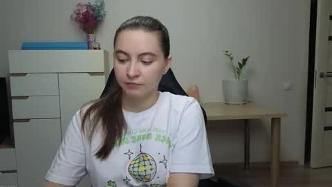 Snapshot of alice_________________________ chatting on 01-18-26, 06:12 Alice online show from 01-18-26, 06:12