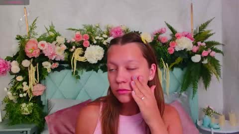 Snapshot of alice_charmy chatting on 09-15-25, 06:24 Alice in Wonderland online show from 09-15-25, 06:24