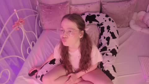 Snapshot of alice_kinky_girl chatting on 03-01-25, 03:10 Alice online show from 03-01-25, 03:10