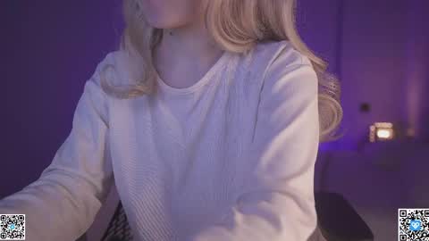Snapshot of alice_kosmos chatting on 04-20-26, 09:27 Alice online show from 04-20-26, 09:27