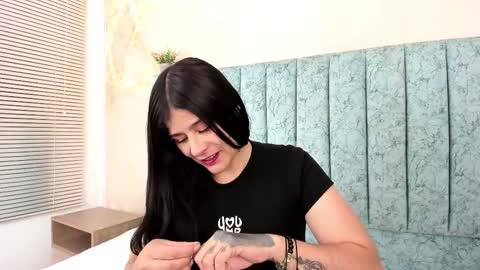 Snapshot of alice_martinez_ chatting on 02-11-25, 04:01 alice and amber online show from 02-11-25, 04:01