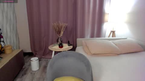 Snapshot of aliceevan chatting on 02-11-25, 02:03 Daniella online show from 02-11-25, 02:03