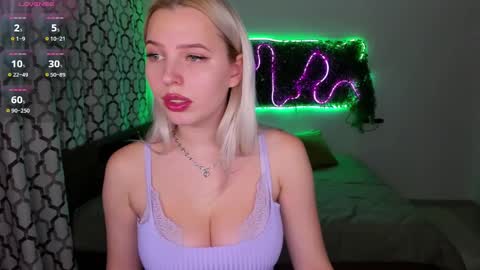 Snapshot of alicefreman chatting on 12-09-24, 01:02 Alice online show from 12-09-24, 01:02