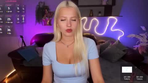 Snapshot of alicefreman chatting on 09-28-25, 10:09 Alice online show from 09-28-25, 10:09