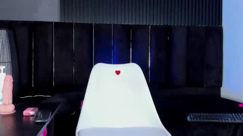 Snapshot of alicia_20_ chatting on 02-19-25, 08:01 Alice online show from 02-19-25, 08:01