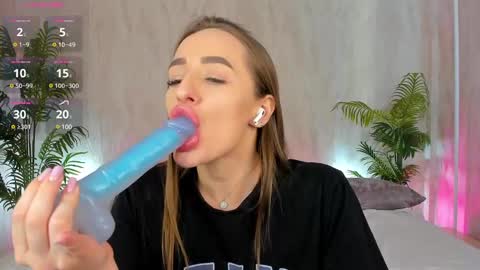 Mia online show from 02-21-25, 05:13