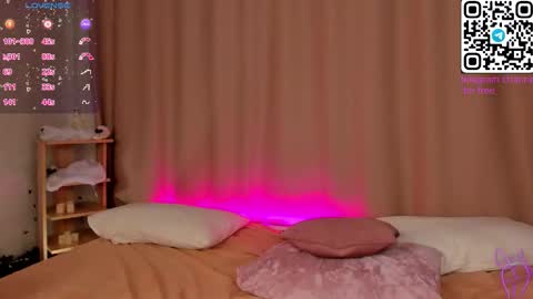 Mia online show from 12-05-25, 02:42