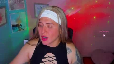 Snapshot of aliciaballard chatting on 04-25-26, 08:50 Jennyfer online show from 04-25-26, 08:50