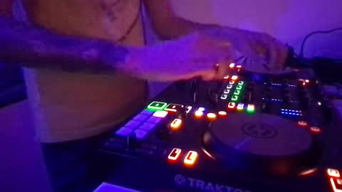 Snapshot of alien8720 chatting on 02-26-25, 11:59 busco rockera online show from 02-26-25, 11:59