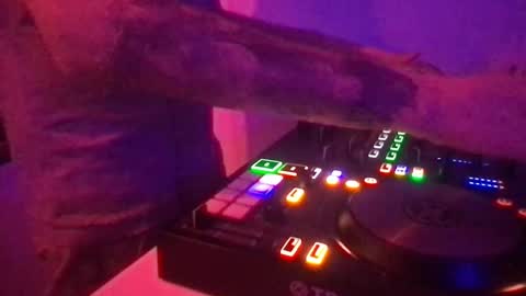 Snapshot of alien8720 chatting on 03-11-25, 12:00 busco rockera online show from 03-11-25, 12:00