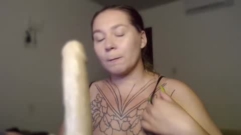 Snapshot of alisa_u chatting on 12-22-25, 12:07 alisa_u online show from 12-22-25, 12:07