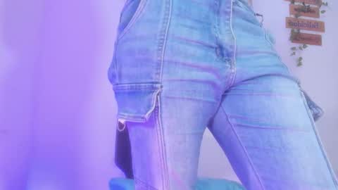 Alisia online show from 10-31-25, 10:33