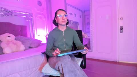 Alison Fishert online show from 02-11-25, 11:54