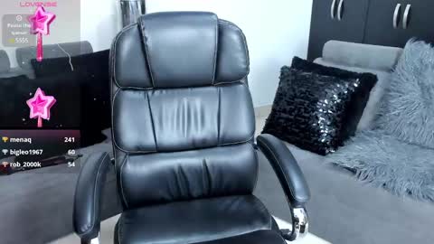 Snapshot of alissondomit chatting on 12-27-24, 02:04 Alisson Domit  online show from 12-27-24, 02:04