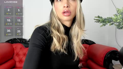 Snapshot of alissondomit chatting on 12-31-24, 01:52 Alisson Domit  online show from 12-31-24, 01:52