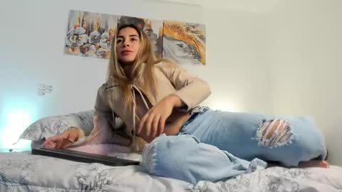 Snapshot of alissonroyce chatting on 10-18-25, 03:42 Goddess  online show from 10-18-25, 03:42