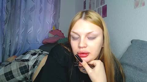 Snapshot of alkskri chatting on 12-15-25, 12:09 Sasha and Kristina online show from 12-15-25, 12:09