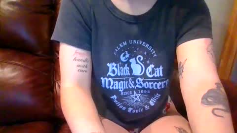 Snapshot of alliebearx chatting on 11-14-25, 05:33 alliebearx online show from 11-14-25, 05:33