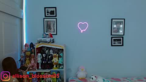 Snapshot of allisonblossom chatting on 02-26-25, 11:04 online show from 02-26-25, 11:04