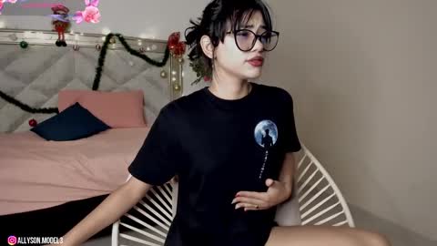 Snapshot of allyson_4 chatting on 12-22-24, 07:31 Allyson 3 online show from 12-22-24, 07:31