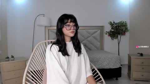 Snapshot of allyson_4 chatting on 01-26-25, 05:55 Allyson 3 online show from 01-26-25, 05:55
