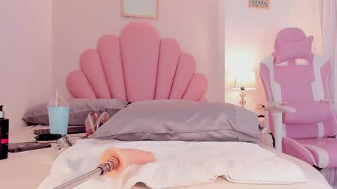 Snapshot of allyson_petite chatting on 11-09-25, 08:18 Allyson online show from 11-09-25, 08:18