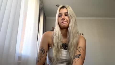 Snapshot of almetazorc chatting on 09-16-25, 11:11 Arina online show from 09-16-25, 11:11