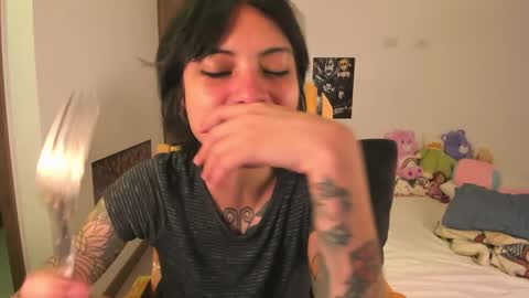 Snapshot of alone_together_ chatting on 01-31-25, 04:25 luca or garu D online show from 01-31-25, 04:25