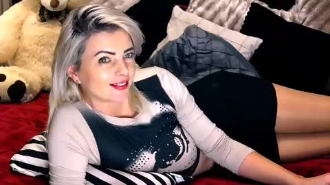 Snapshot of alyblonde chatting on 12-06-24, 01:11 aly online show from 12-06-24, 01:11