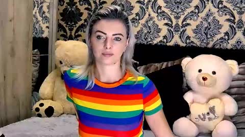 Snapshot of alyblonde chatting on 12-19-24, 08:56 aly online show from 12-19-24, 08:56