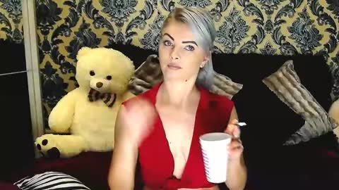 Snapshot of alyblonde chatting on 02-08-25, 10:18 aly online show from 02-08-25, 10:18