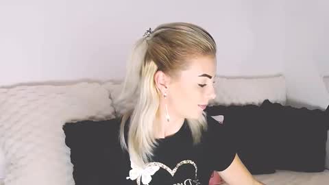 Snapshot of alyblonde chatting on 11-06-25, 10:05 aly online show from 11-06-25, 10:05