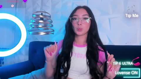 Snapshot of alys_molly chatting on 01-11-25, 02:04 sopie online show from 01-11-25, 02:04