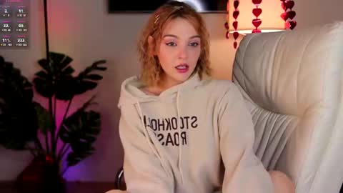 Snapshot of amanda__fox chatting on 02-19-25, 01:28 Amanda fox online show from 02-19-25, 01:28