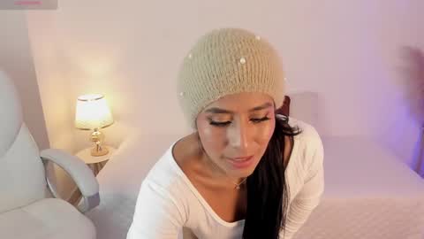 Snapshot of amaraht_ chatting on 02-19-25, 10:42 Amara online show from 02-19-25, 10:42