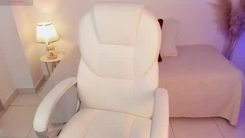 Snapshot of amaraht_ chatting on 02-28-25, 07:35 Amara online show from 02-28-25, 07:35