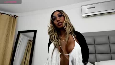 Snapshot of amaraluxe chatting on 10-11-25, 02:11 amaraluxe online show from 10-11-25, 02:11