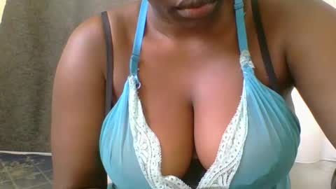 Snapshot of ambar_jasiri chatting on 11-06-25, 10:27 Mia online show from 11-06-25, 10:27