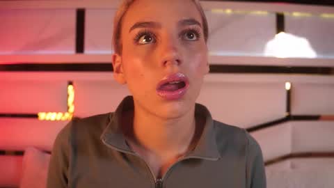 Snapshot of ambar_rosse25 chatting on 12-16-25, 11:37 Julieta online show from 12-16-25, 11:37