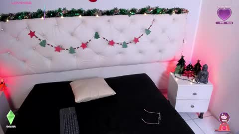 Snapshot of ambeer_fox_ chatting on 12-15-25, 08:24 Amber online show from 12-15-25, 08:24