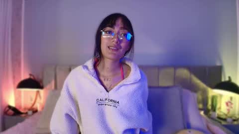 Snapshot of ameliaa_moon_ chatting on 10-18-25, 12:06 lia online show from 10-18-25, 12:06