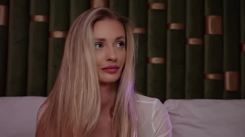 Amelia online show from 02-05-25, 09:36