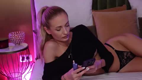 Amelia online show from 09-26-25, 05:22