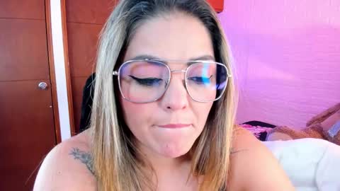 Snapshot of ameliamedina chatting on 10-17-25, 04:04 I am Ame  Nice to meet you   online show from 10-17-25, 04:04
